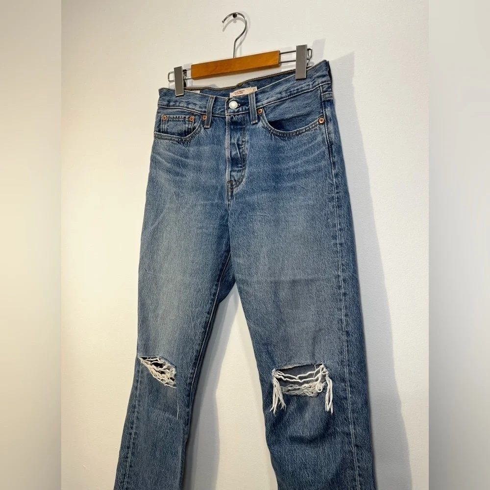 Levi's Wedgie Cropped Fray Hem Distressed High Waist Button Fly Blue Jeans 27 - Picture 7 of 9